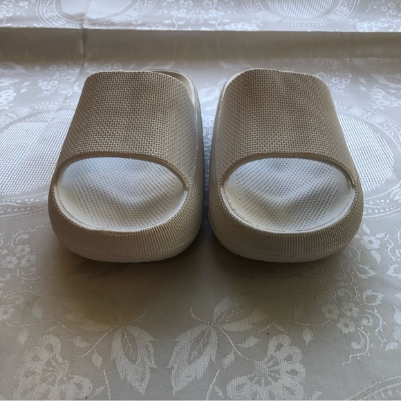 Comfort Trendz Women’s Size 10 White Slip-On Rubber Flip-Flops Shoes Open-Toe - Picture 13 of 16